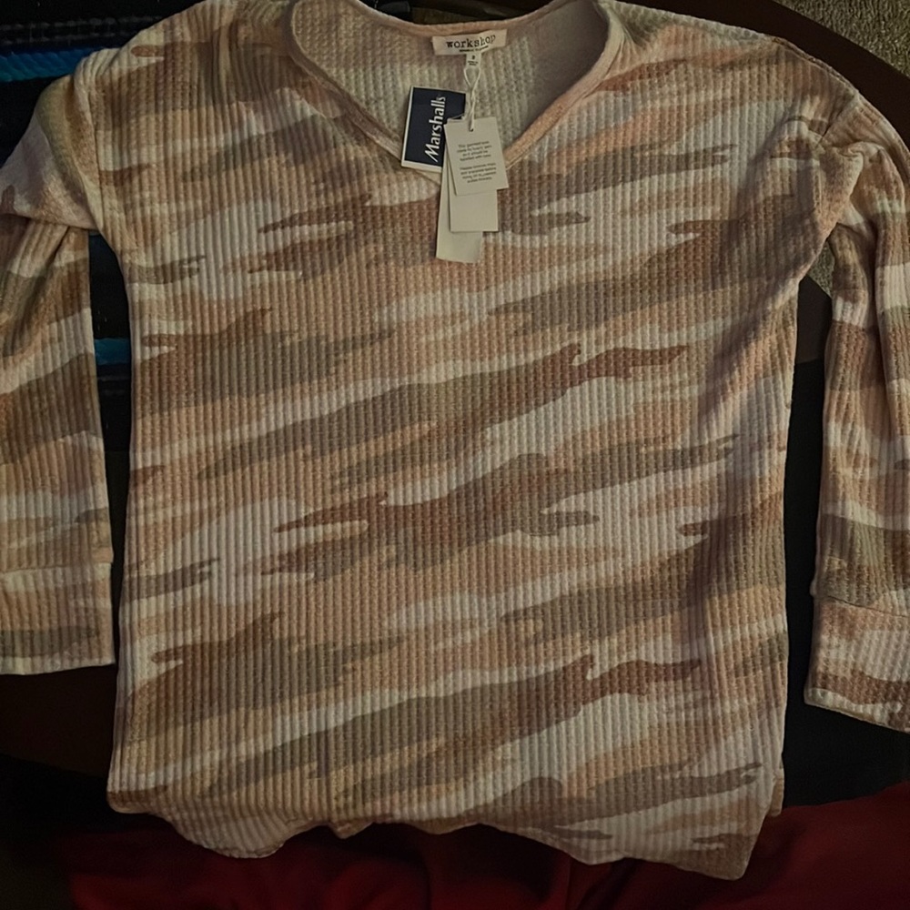 This is a shirt with long sleeve. The feeling of the shirt is amazing must buy